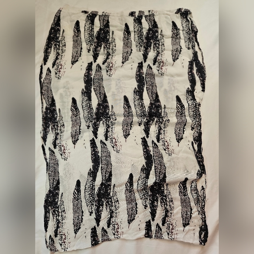 Unbranded Womens White With Black Feather Design Infinity Scarf 100% Viscose